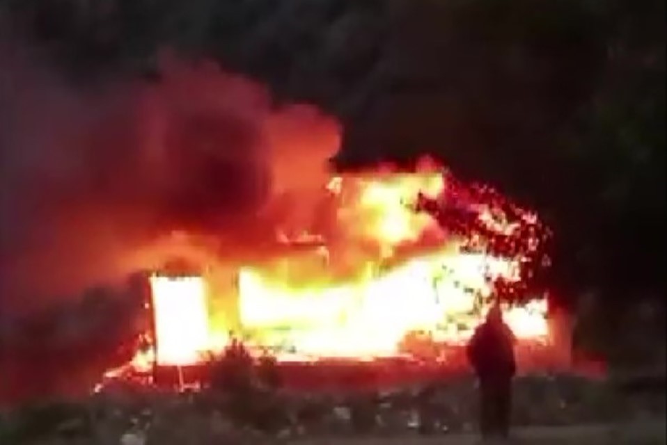 Amasya’da ahşap ev alev alev yandı