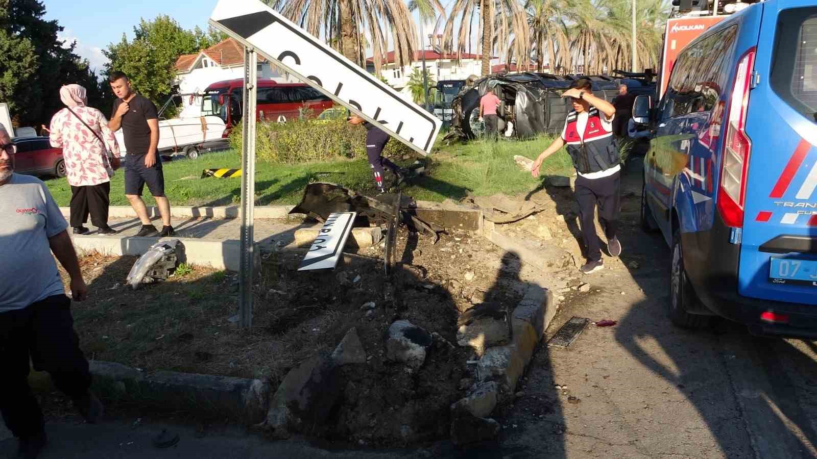 Antalya’da tur minibüsü, kamyonet ve otomobille çarpıştı: 15 yaralı