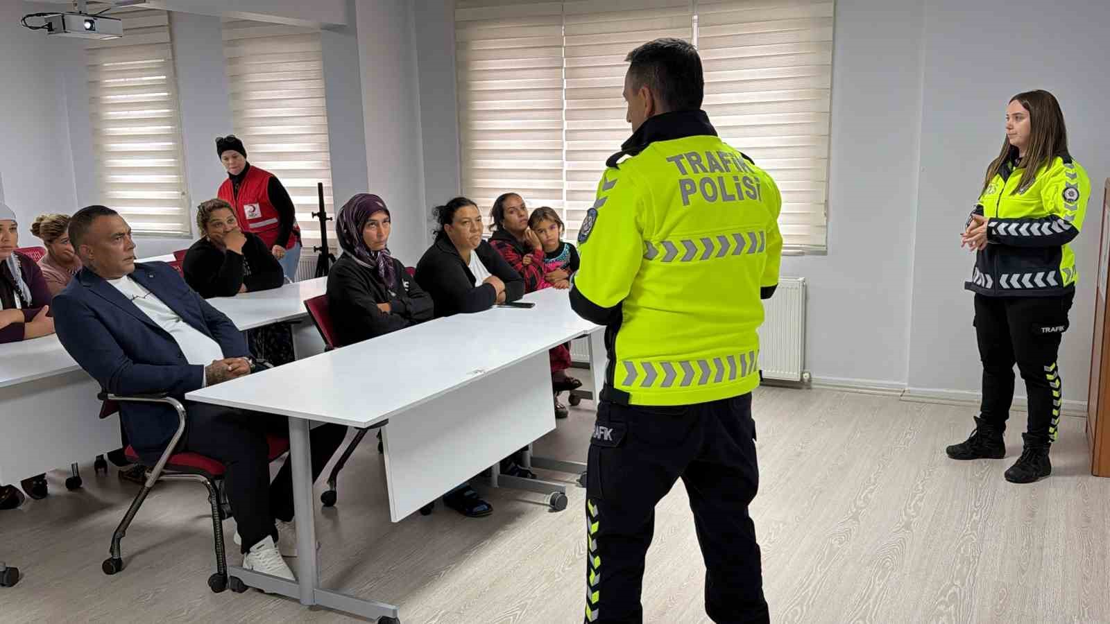 Atık toplayıcılarına Kızılay’dan trafik eğitimi