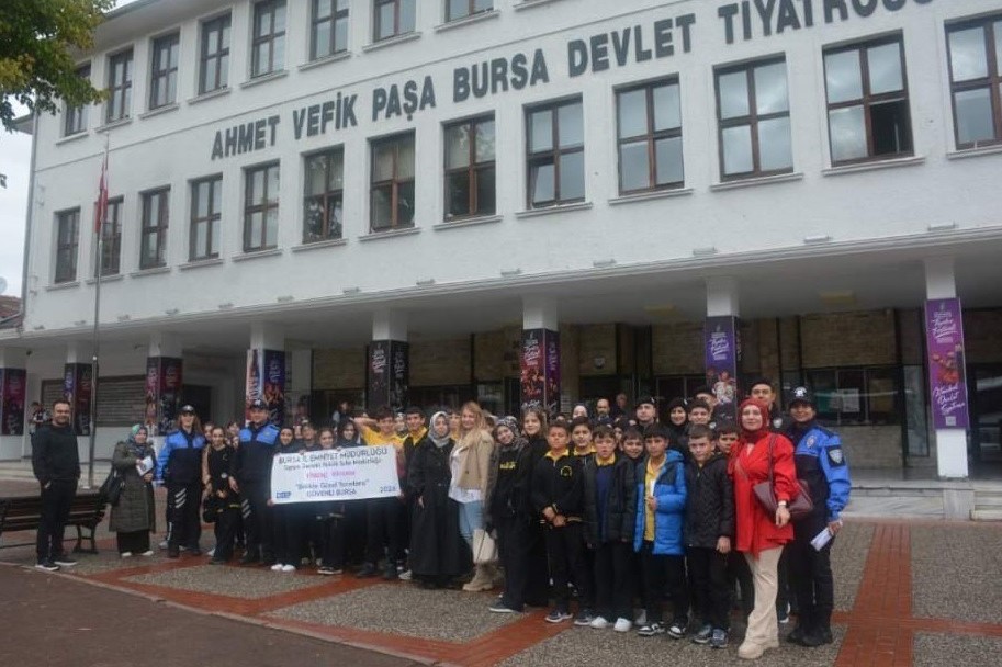Bursa’da polisten öğrencilere tiyatro sürprizi