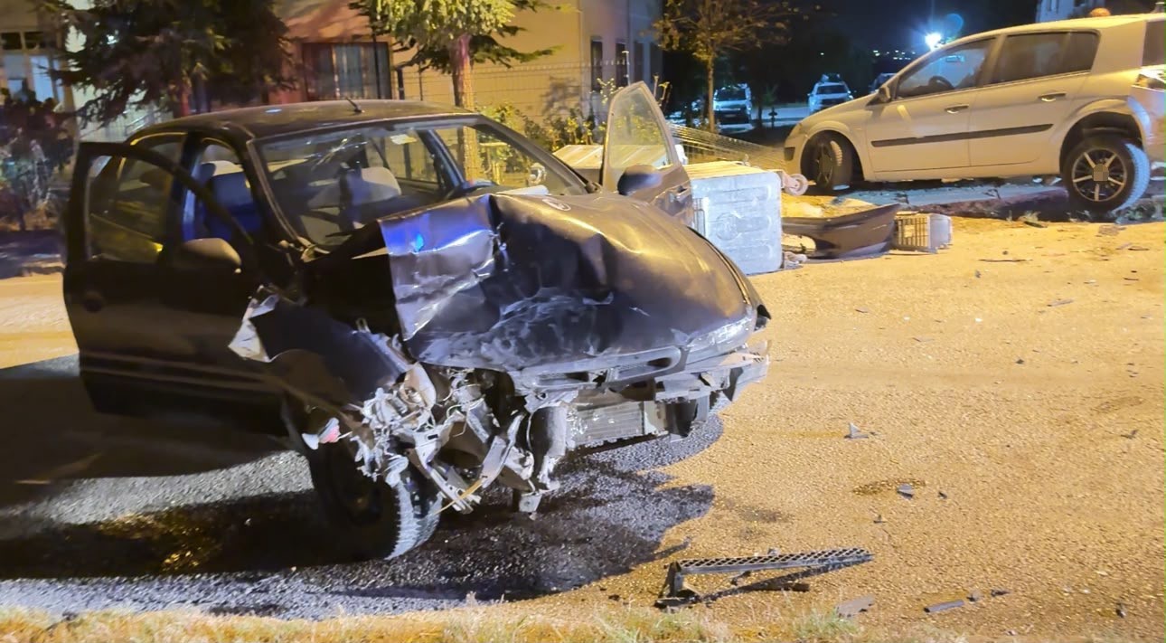 Edirne’de otomobil park halindeki araca ve çöp konteynerlerine çarptı
