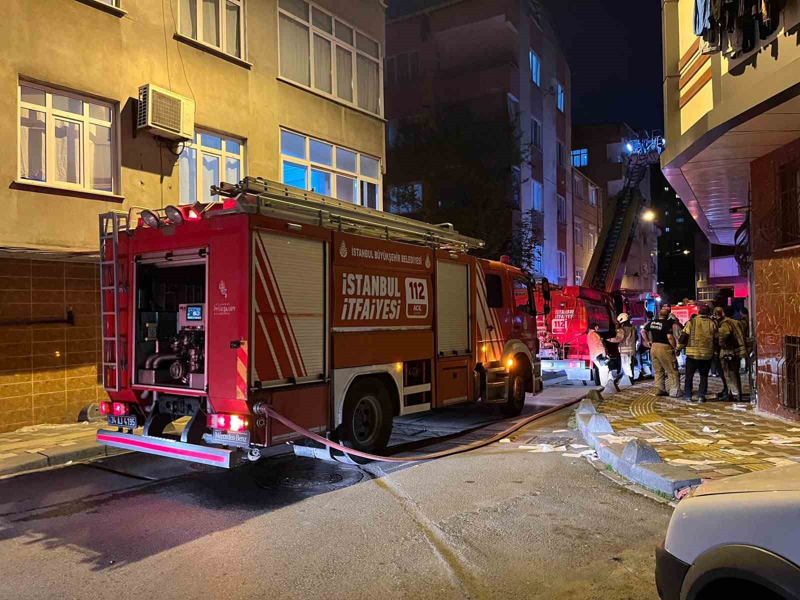Esenler’de 4 katlı boş binanın çatısında yangın