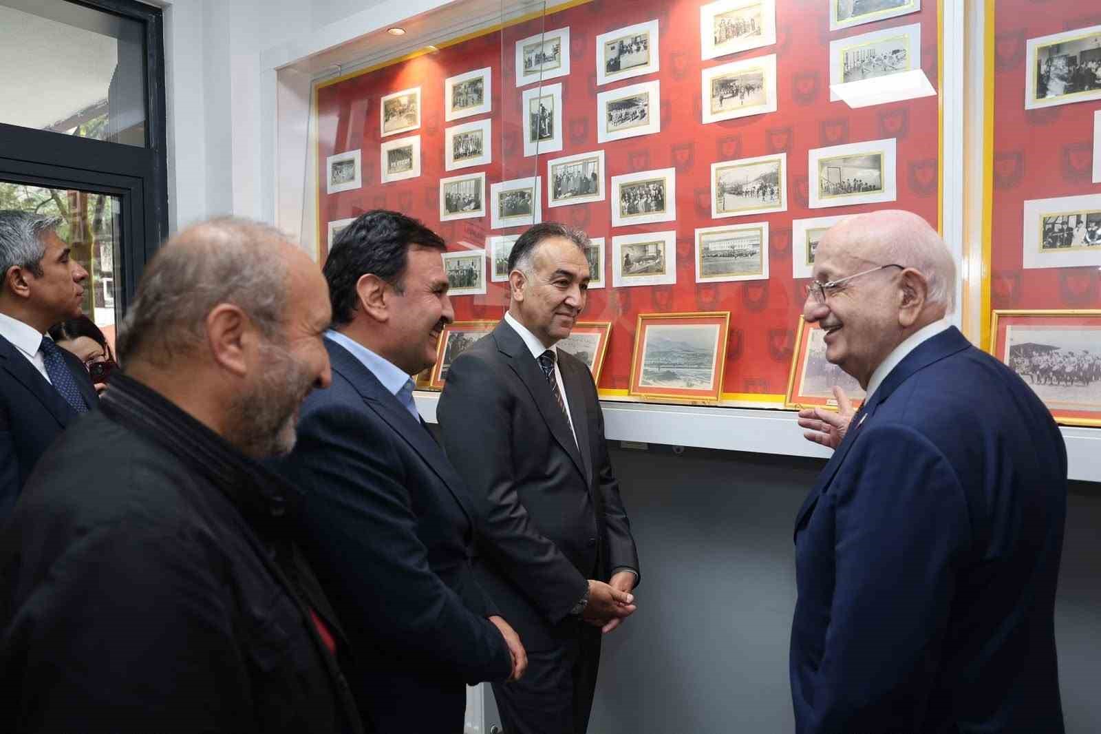 Eski TBMM Başkanı Kahraman okuduğu liseyi ziyaret etti
