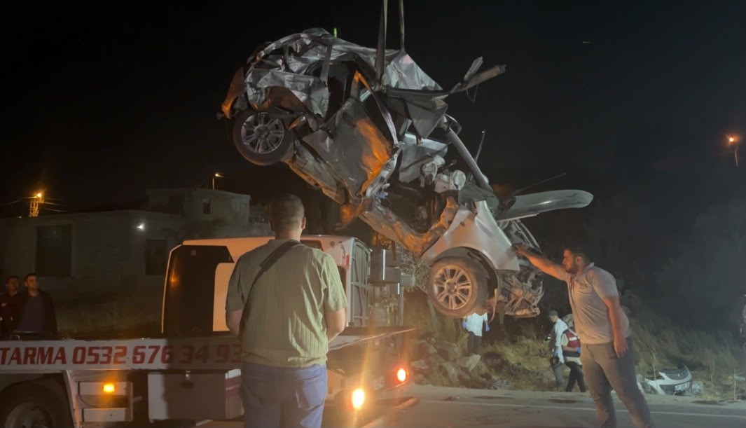 Gaziantep’te 7 kişinin hayatını kaybettiği kazada araçlar yoldan kaldırıldı