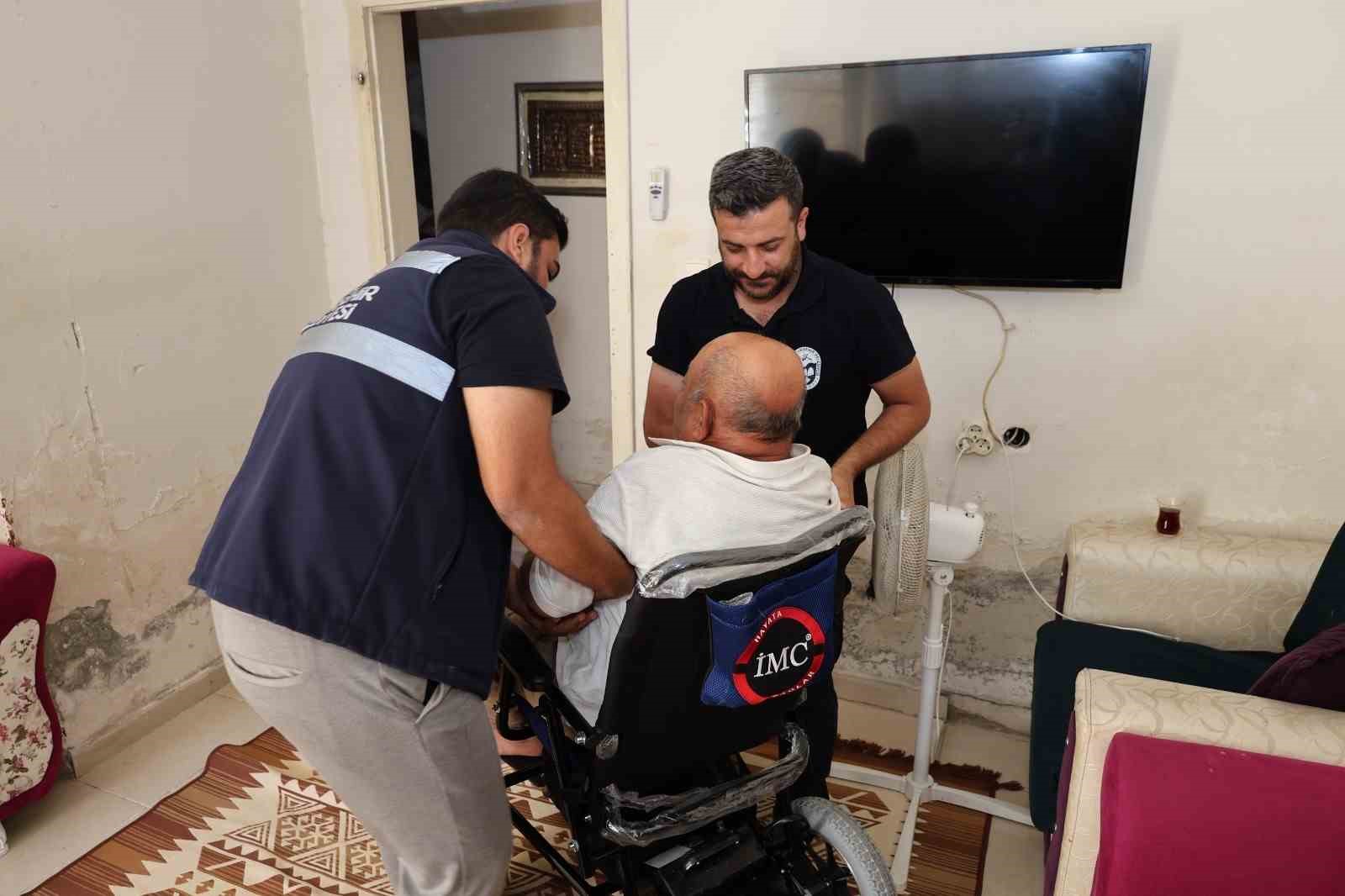 HBB’ den Reyhanlı’da yaşayan engelli vatandaşa akülü tekerlekli sandalye desteği