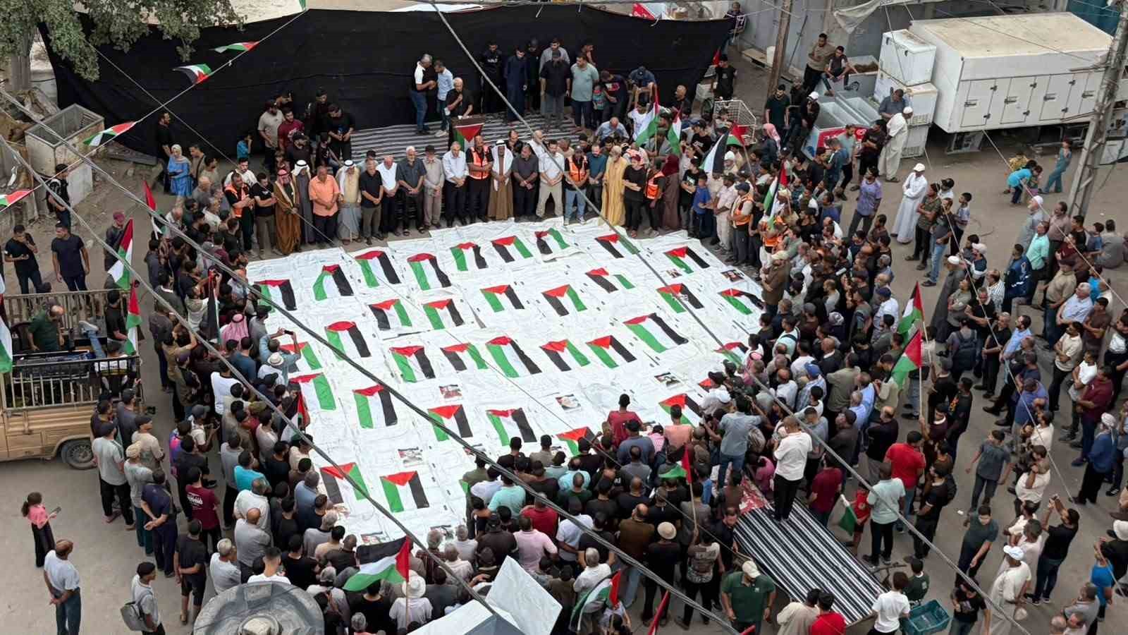 İsrail’in Gazze saldırılarında öldürülen 51 Filistinlinin kalıntıları Nuseyrat Kampı’nda defnedildi