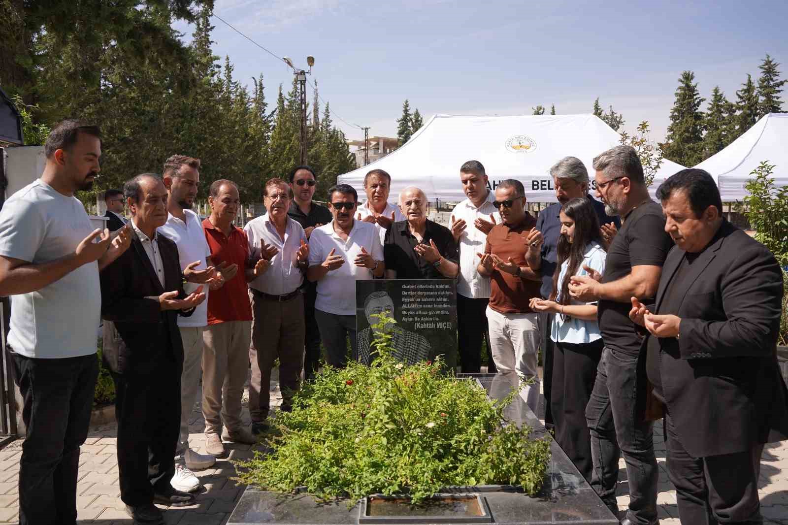 Kahtalı Mıçe, mezarı başında sanatçı dostlarının katılımıyla anıldı