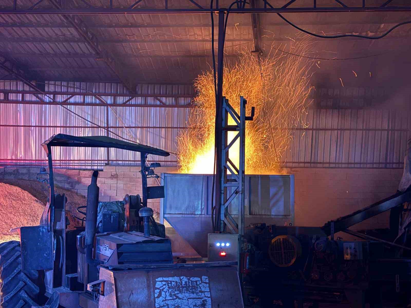 Kayseri’de talaş briketleme makinasında çıkan yangın büyümeden söndürüldü