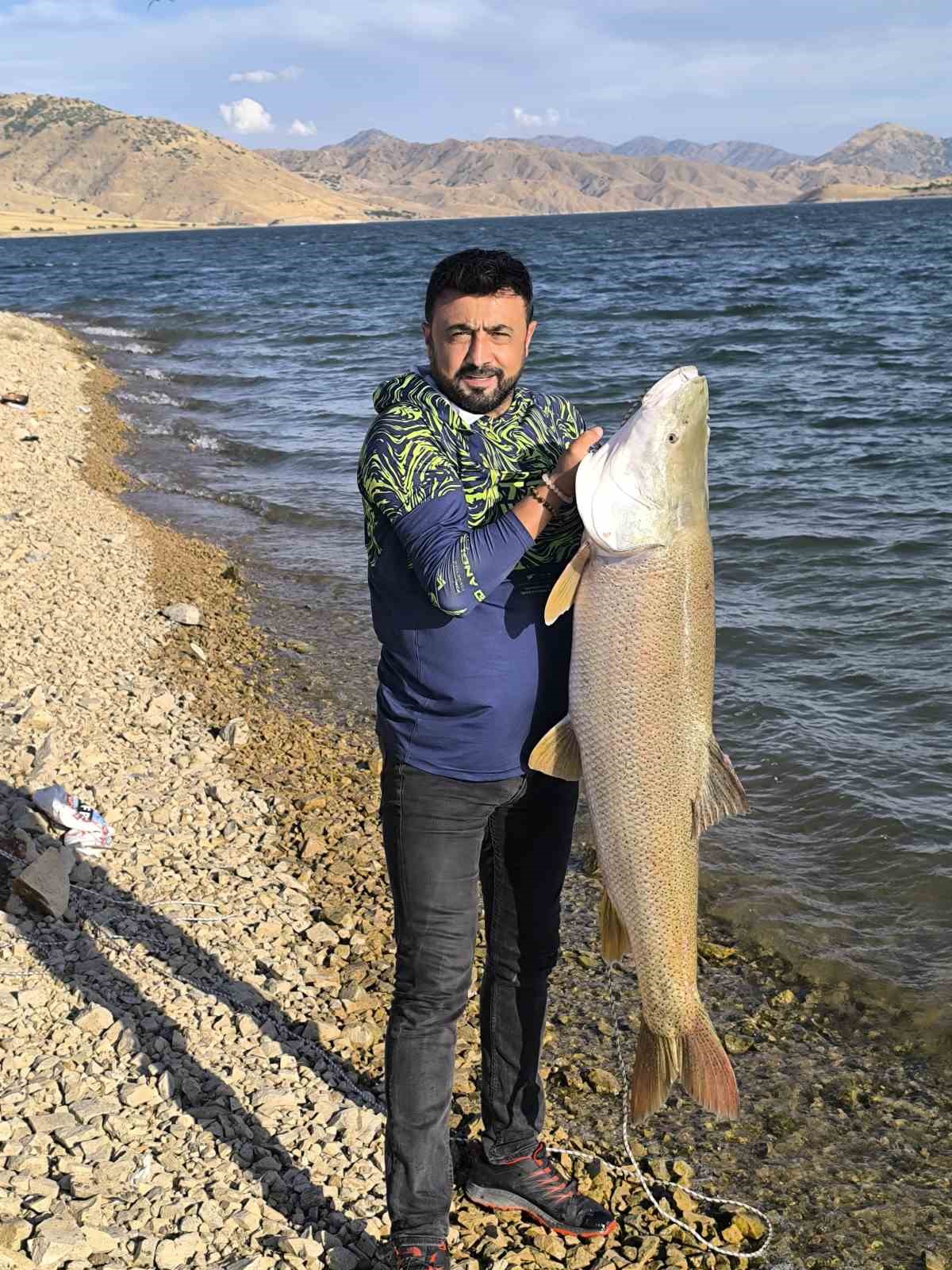 Keban Baraj Gölü’nde 30 kiloluk dev turna balığı