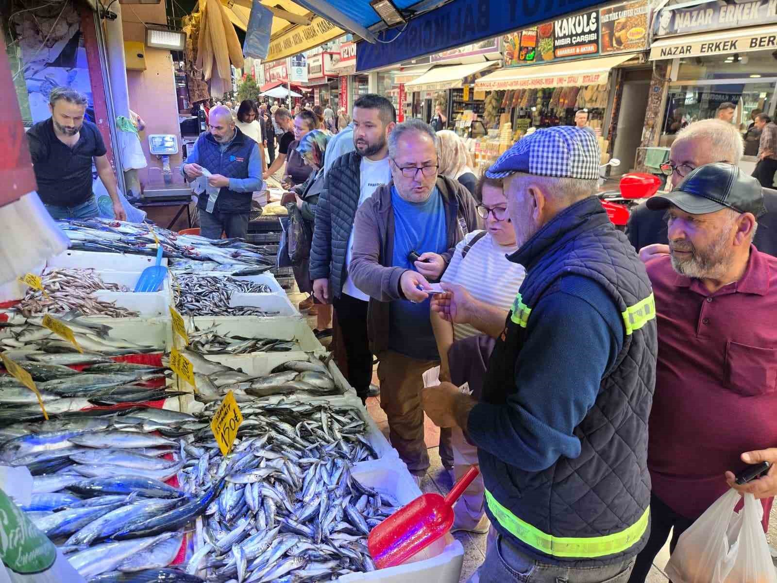 Kiloluk palamut 90 TL’ye düşünce vatandaş tezgahlara akın etti