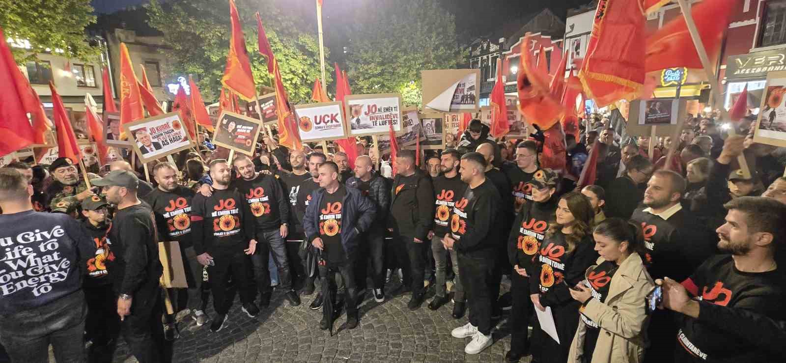 Kosova’da Özel Mahkeme’nin eski Cumhurbaşkanı Thaçi’ye hapis cezası kararı protesto edildi