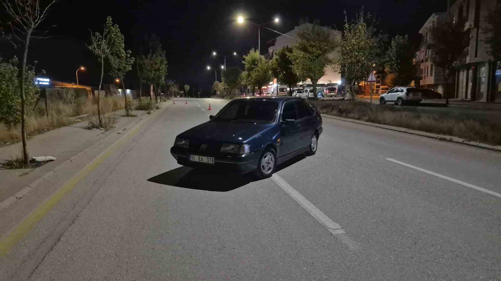 Polis ekiplerince durdurulan sürücü otomobilini terk edip kaçtı
