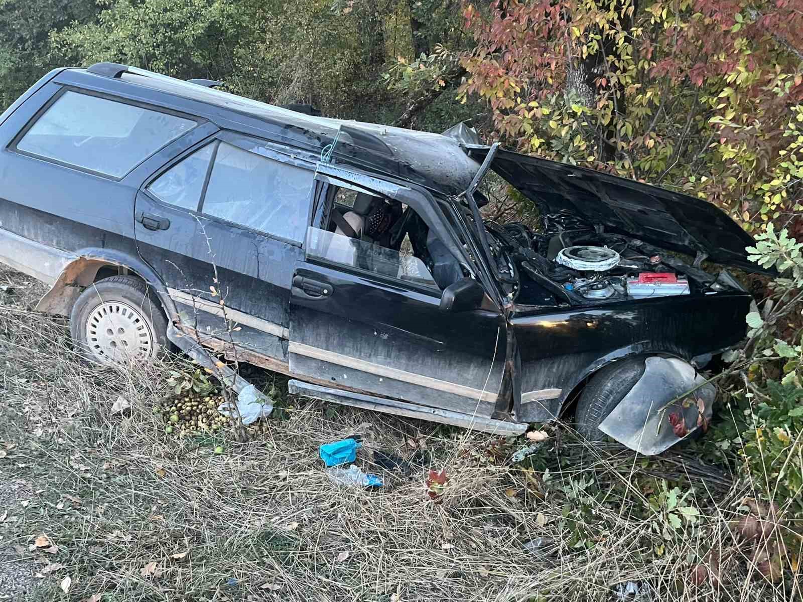 Ağaca çarpan otomobil hurdaya döndü: Sürücüyü ekipler kurtardı