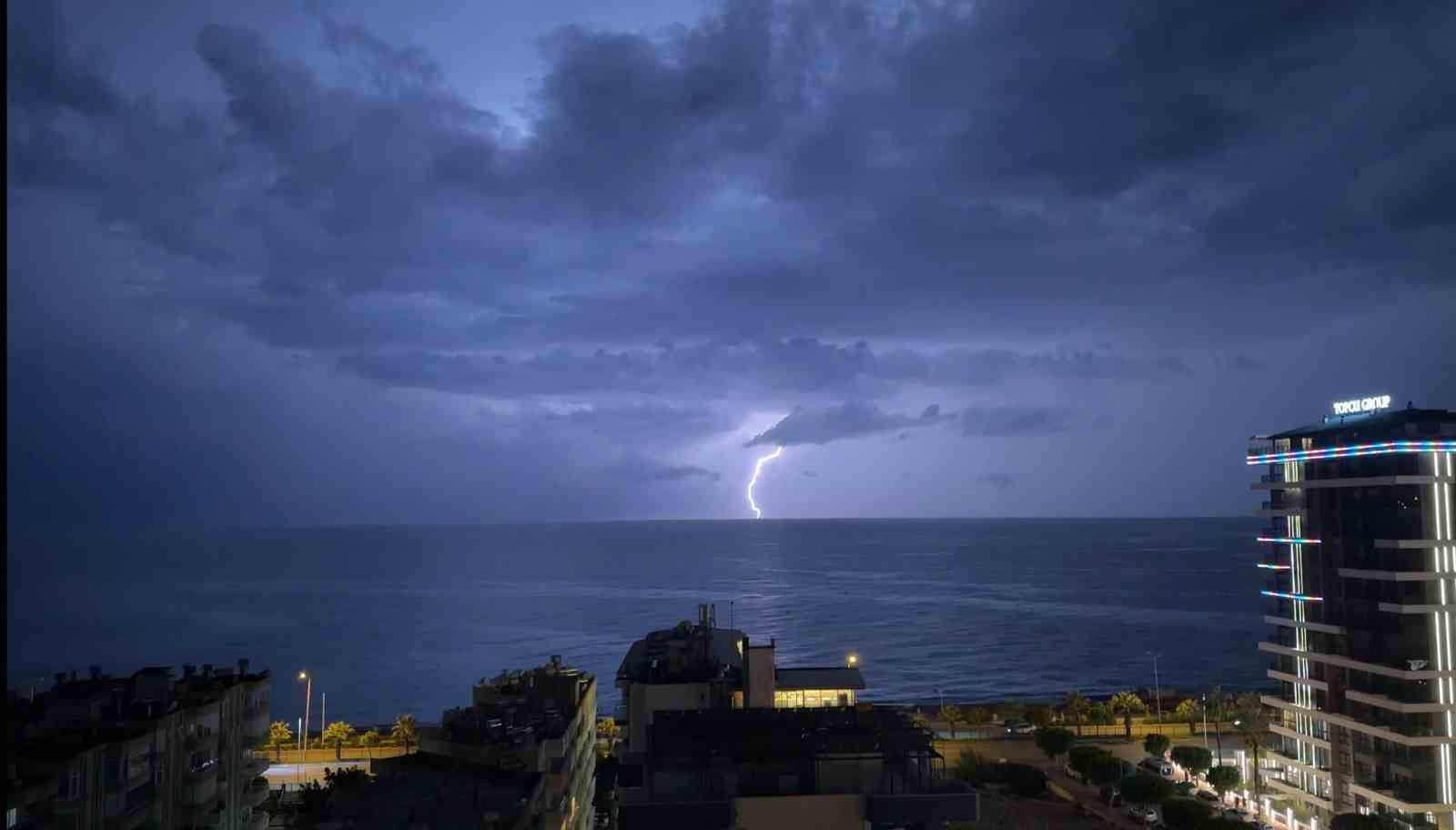 Alanya’da şimşekler geceyi gündüze çevirdi