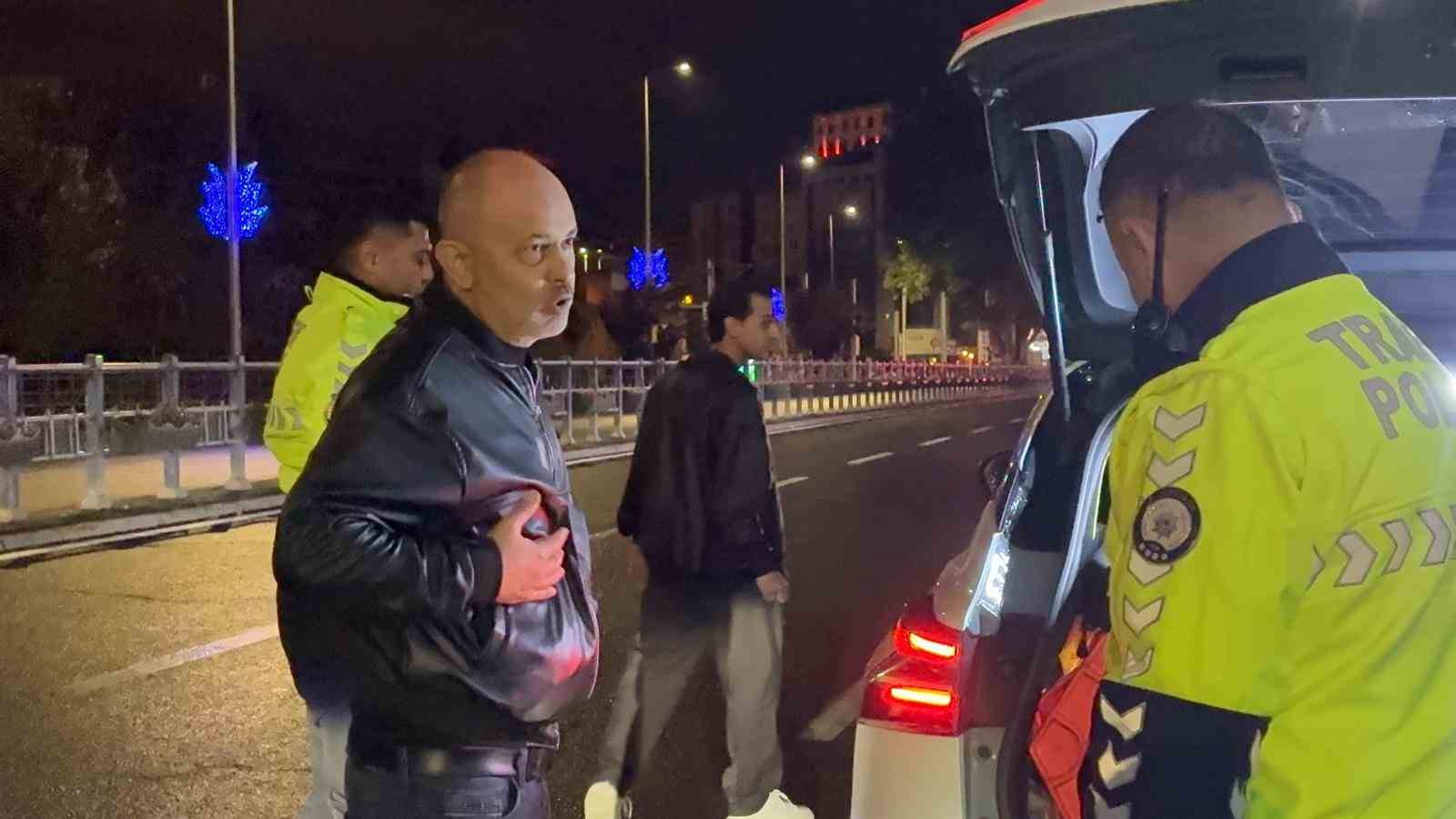 Alkollü sürücü ‘burada çevirme olmaz’ dedi, yoldan geçen araçları durdurmaya çalıştı