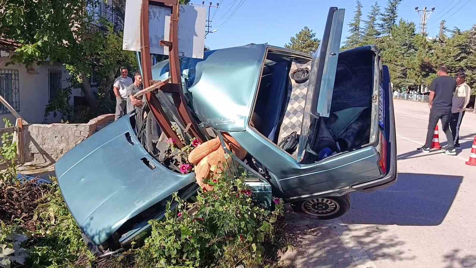 Amasya’da direğe çarpan otomobil ikiye ayrıldı: 2 yaralı