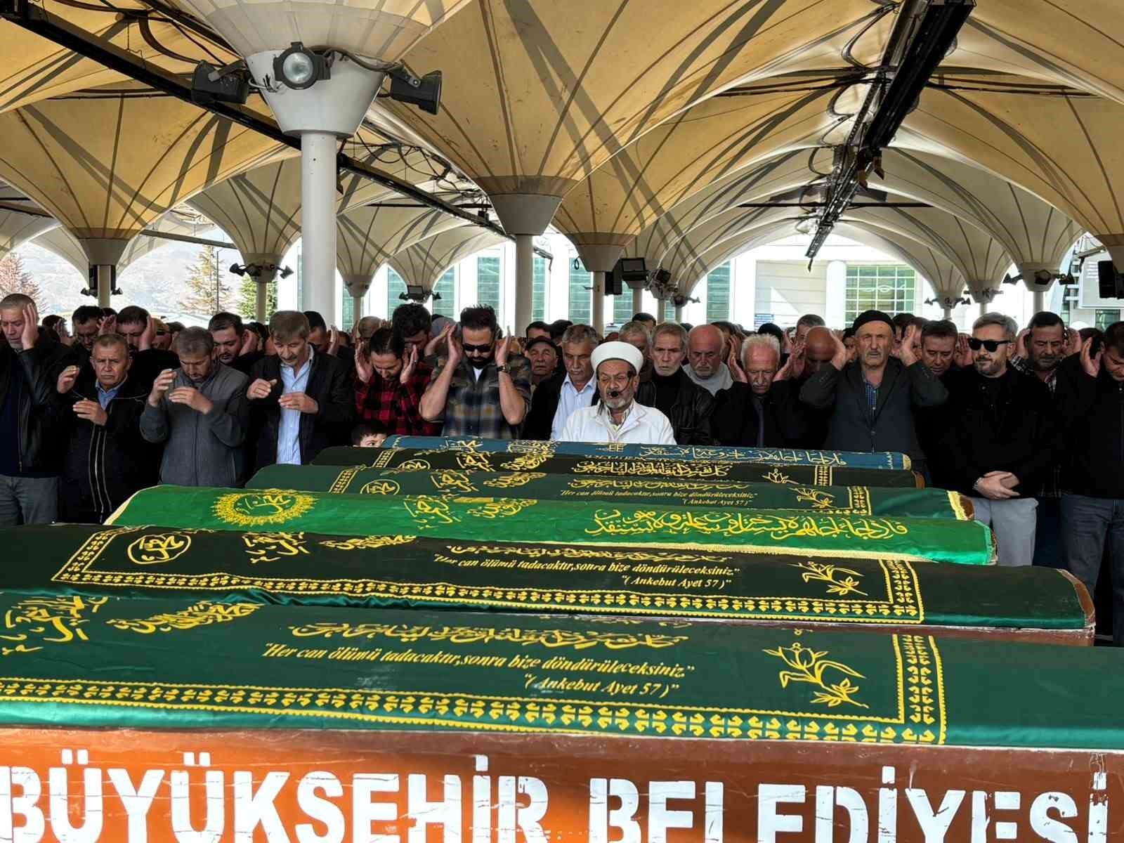 Ankara’da elektrik trafosuna girmesi nedeniyle hayatını kaybeden adam son yolculuğuna uğurlandı