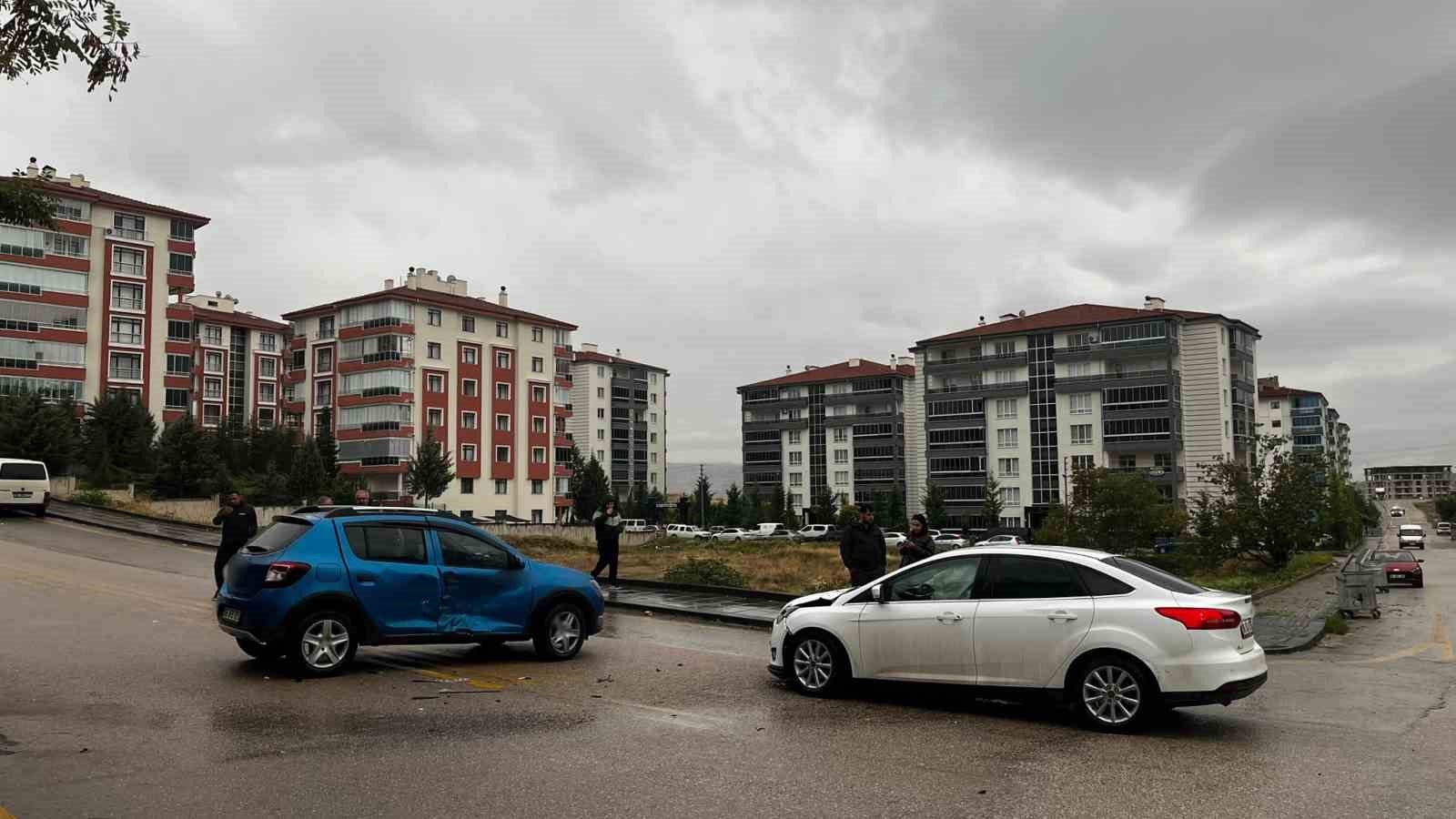 Ankara’da iki otomobil çarpıştı