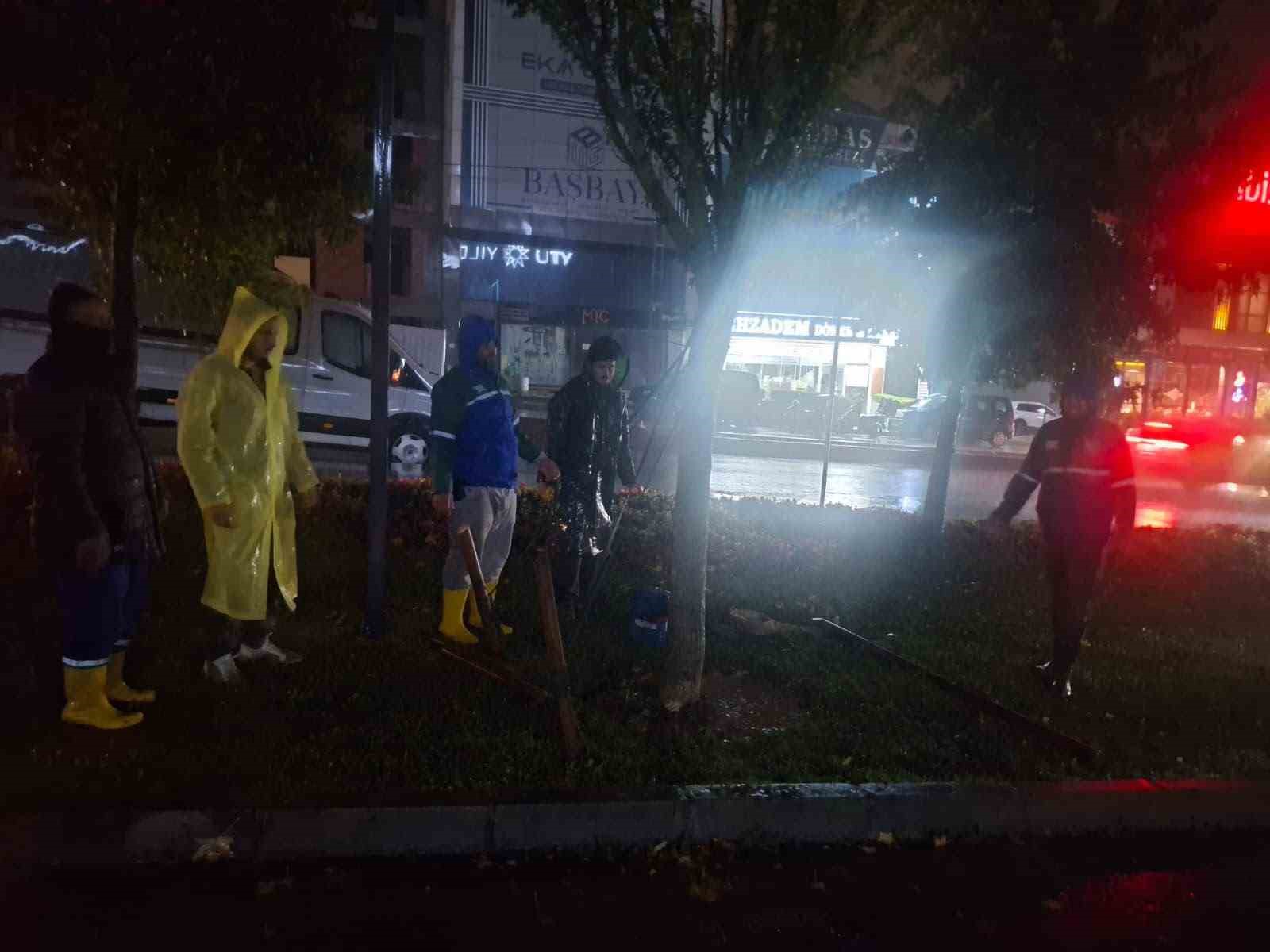 Arnavutköy’de yağış mesaisi: 300 personel ve 80 araç sahada