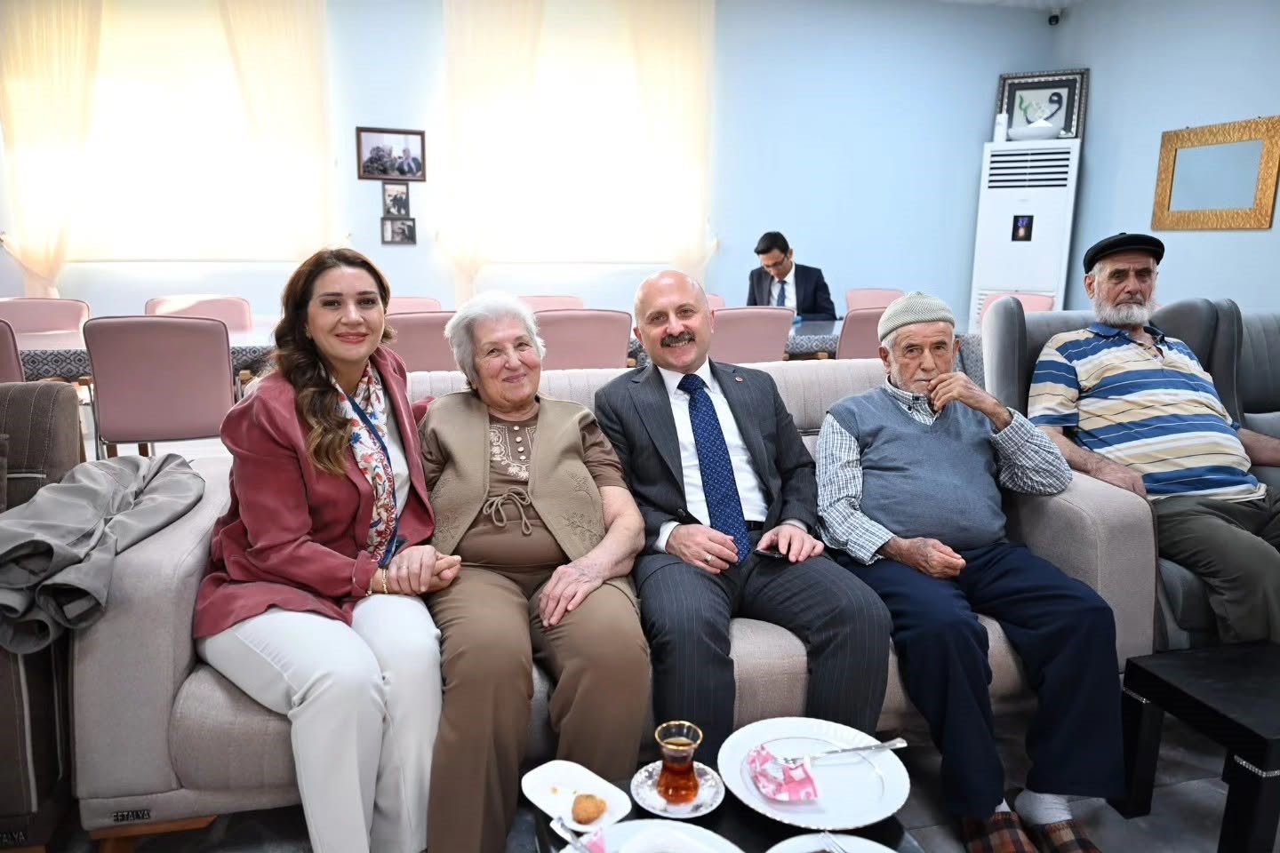 Aydın Valisi Varol, yaşlı çınarların gönlünü aldı