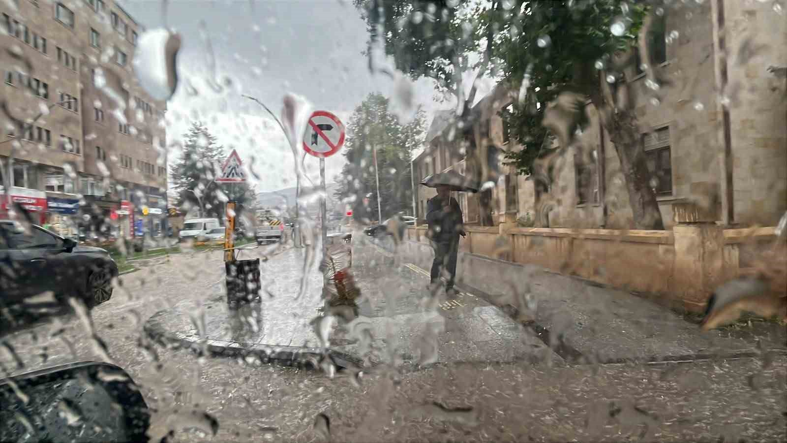 Bayburt’ta gök gürültülü sağanak etkili oldu