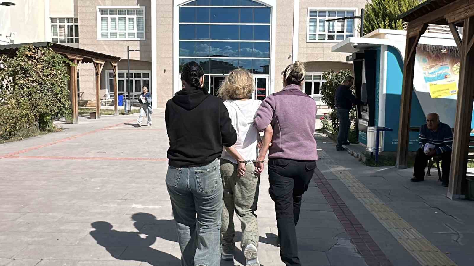 Burdur’da araçların önüne atlayan ve polise direnen Ukraynalı kadın sınır dışı edilecek