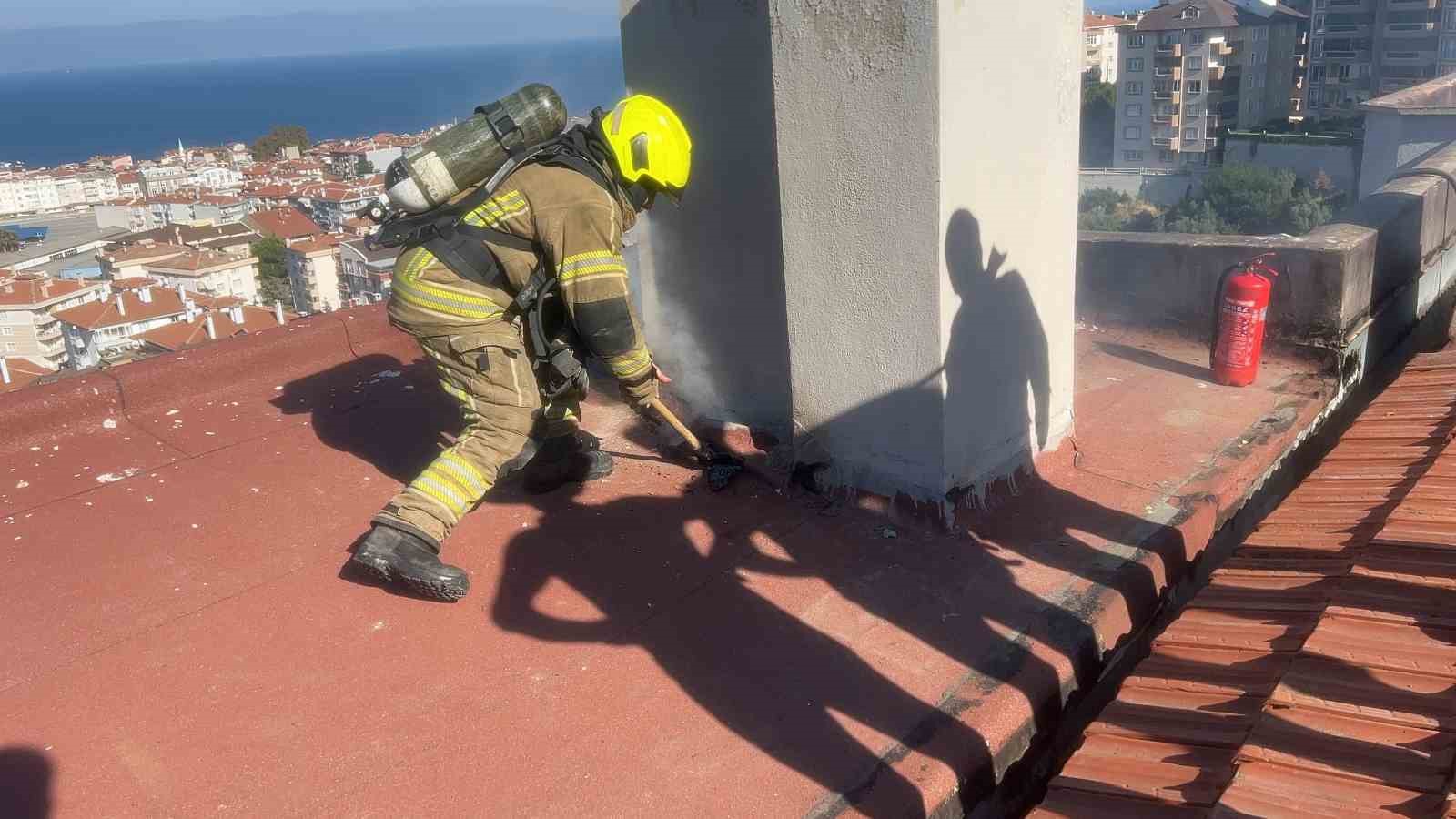Bursa Mudanya'da Sitede Korkutan Yangın: Çatı Tadilatı Sırasında Dumanlar Yükseldi