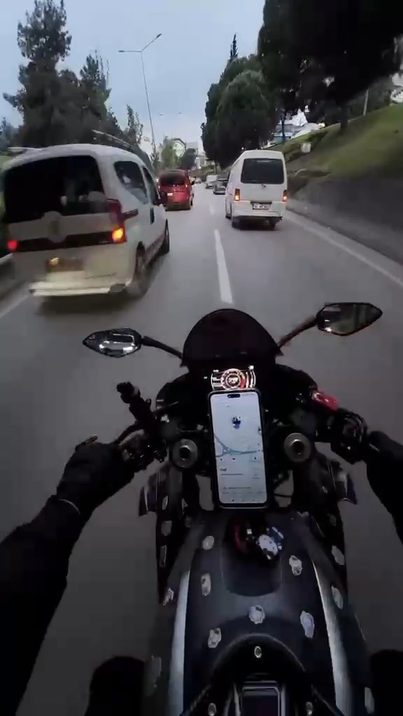 Bursa'da Dehşet Anları Kask Kamerasında: Aniden Önüne Kırılan Otomobilden Kaçarken Soluğu Başka Bir Araçta Aldı