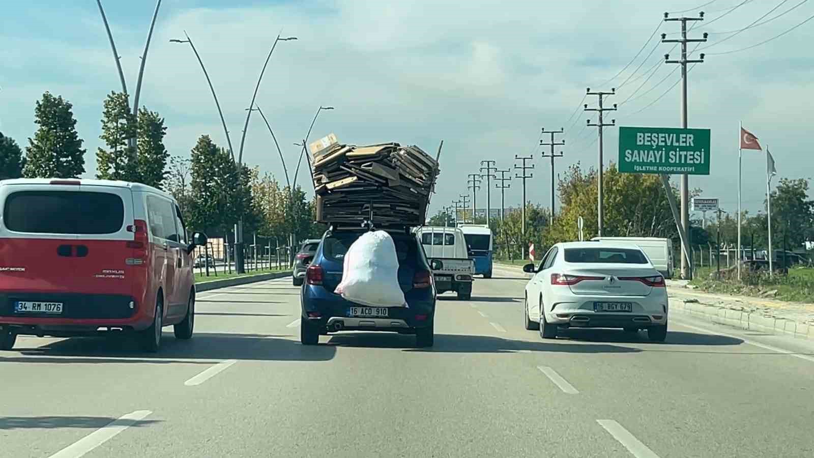 Bursa'da Pes Dedirten Tehlike: Otomobilin Üzerindeki Yük Yürekleri Ağza Getirdi