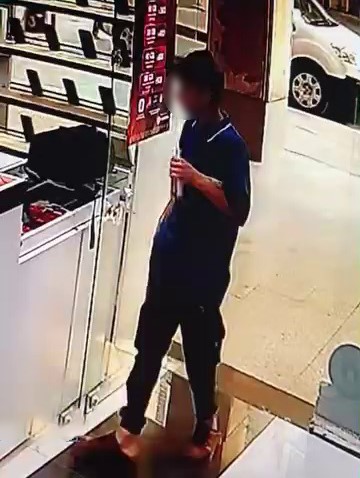 Bursa’da telefon hırsızlığı: Elini kolunu sallayarak çaldı