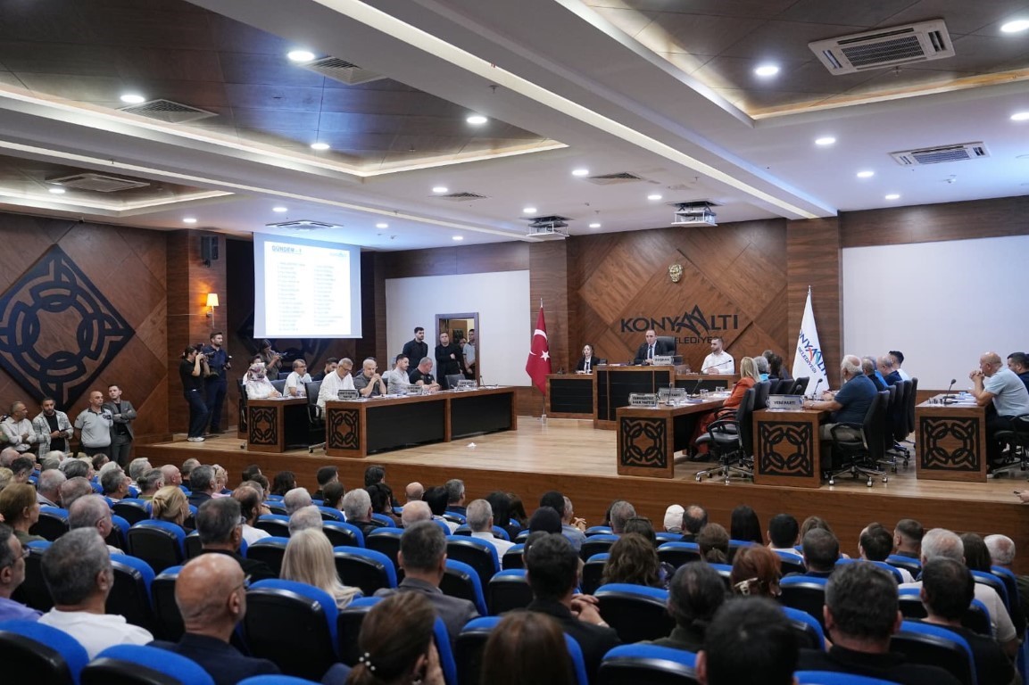 CHP’den istifa eden Konyaaltı Belediye Başkanı Kotan’ın katıldığı meclis toplantısında gerginlik yaşandı