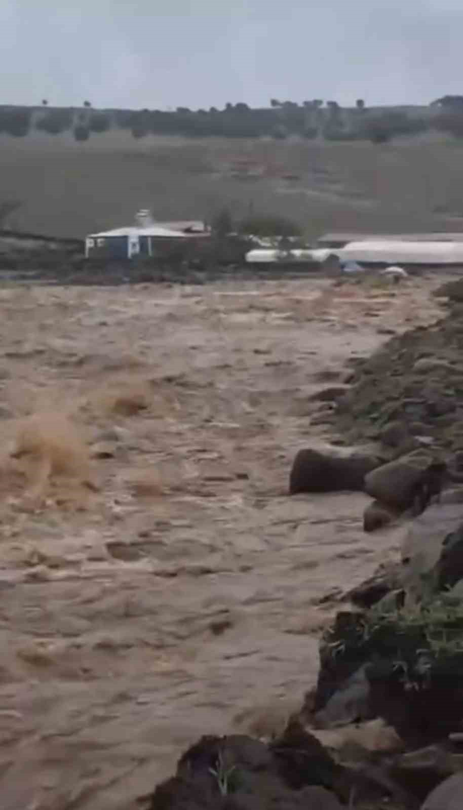 Diyarbakır’da sağanak yağış menfezleri yıktı
