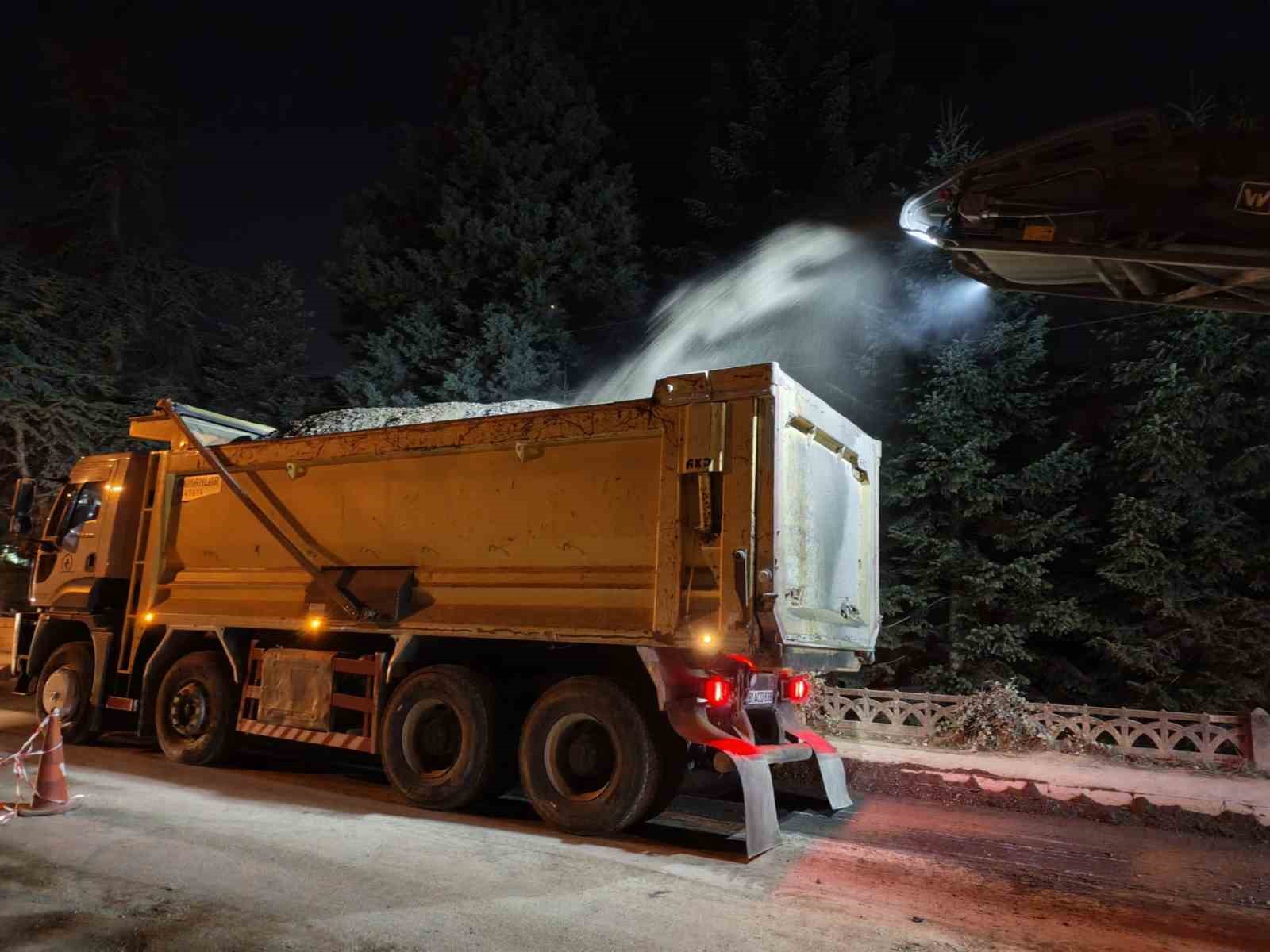 Düzce’de asfalt mesaisi gece gündüz sürüyor