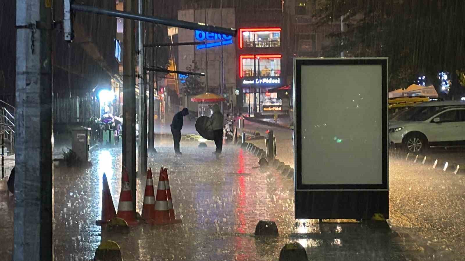 Düzce’de sağanak yağış  şiddetini arttırdı