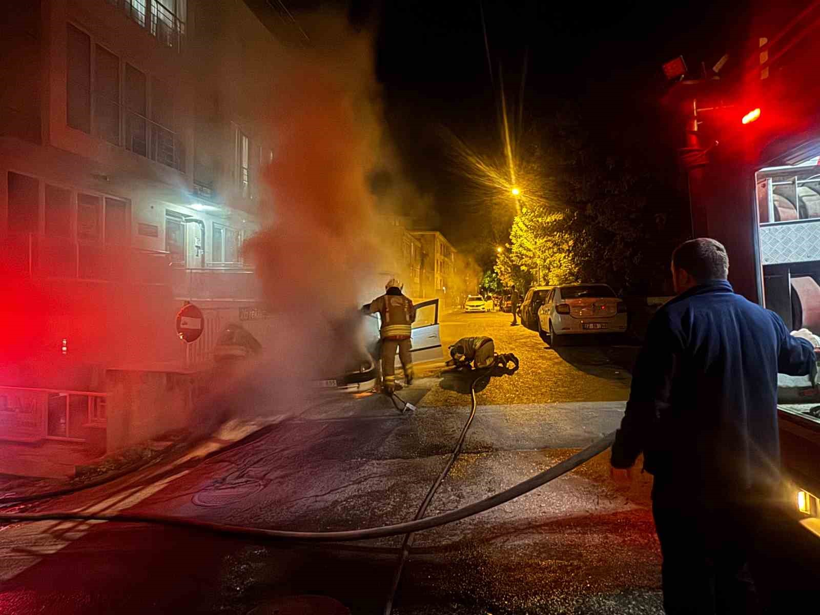 Edirne’de park halindeki otomobil alevlere teslim oldu