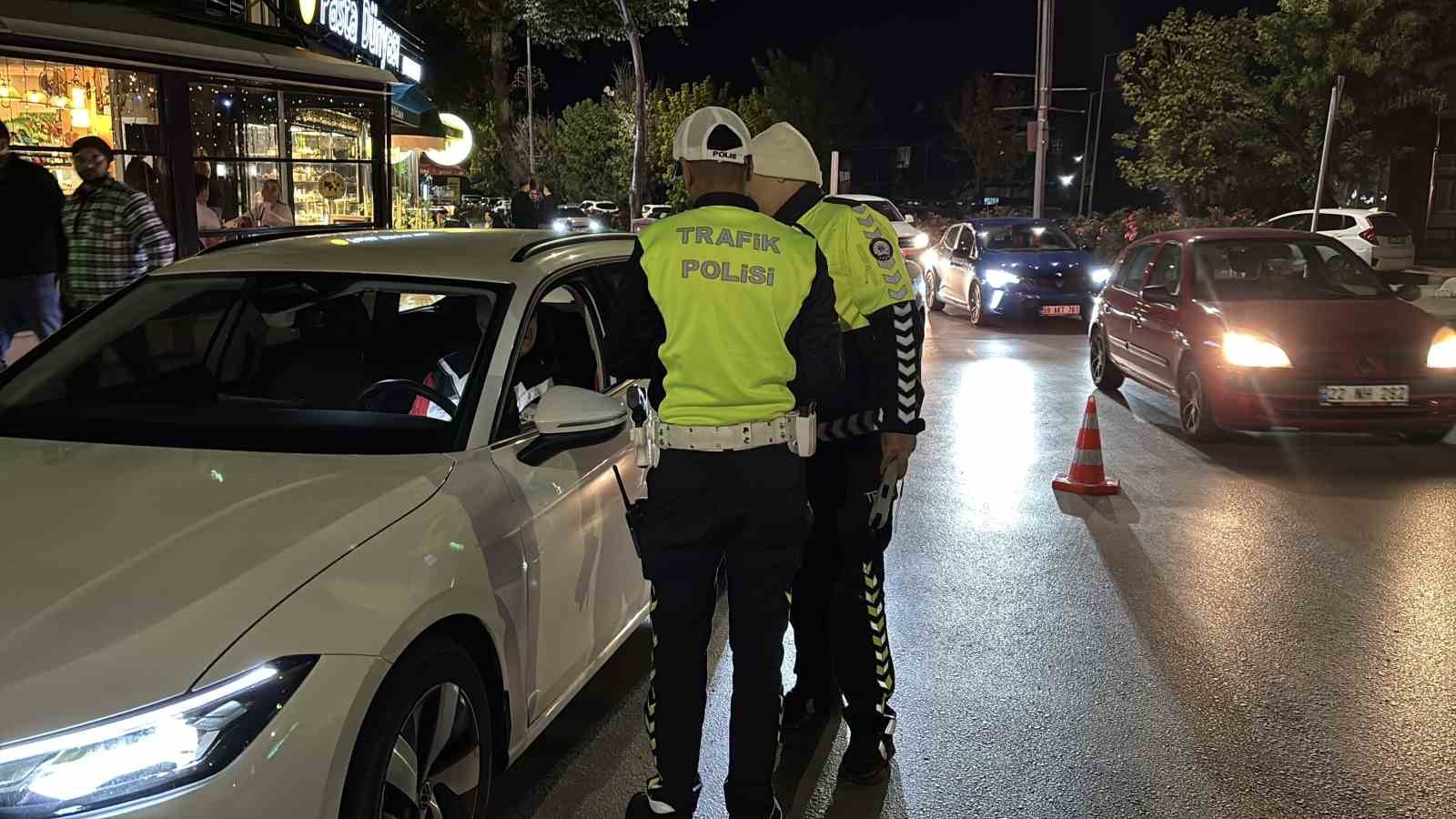 Edirne’de trafik denetiminde ehliyetinin süresinin dolduğunu öğrenen sürücü: 