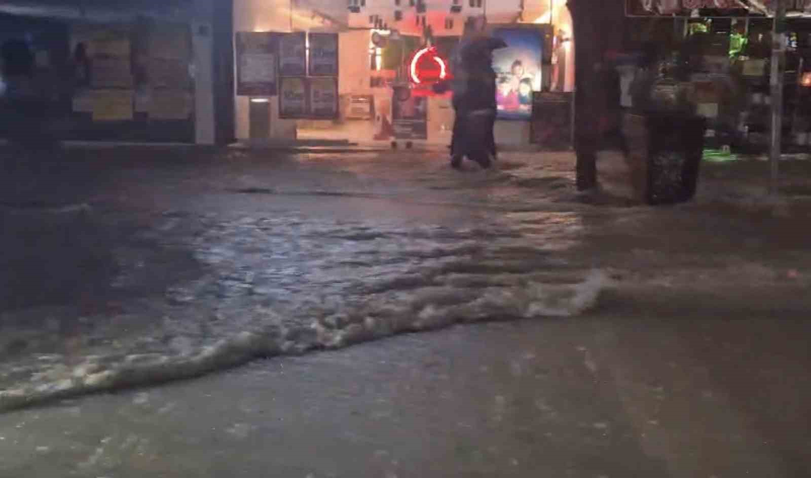 Elazığ’da sağanak yağışta caddeler dereye döndü