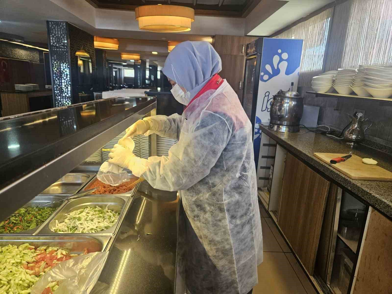 Erzurum'da Sofralara Sıkı Takip: Bir Haftada 349 İşletmeye Kapsamlı Gıda Denetimi