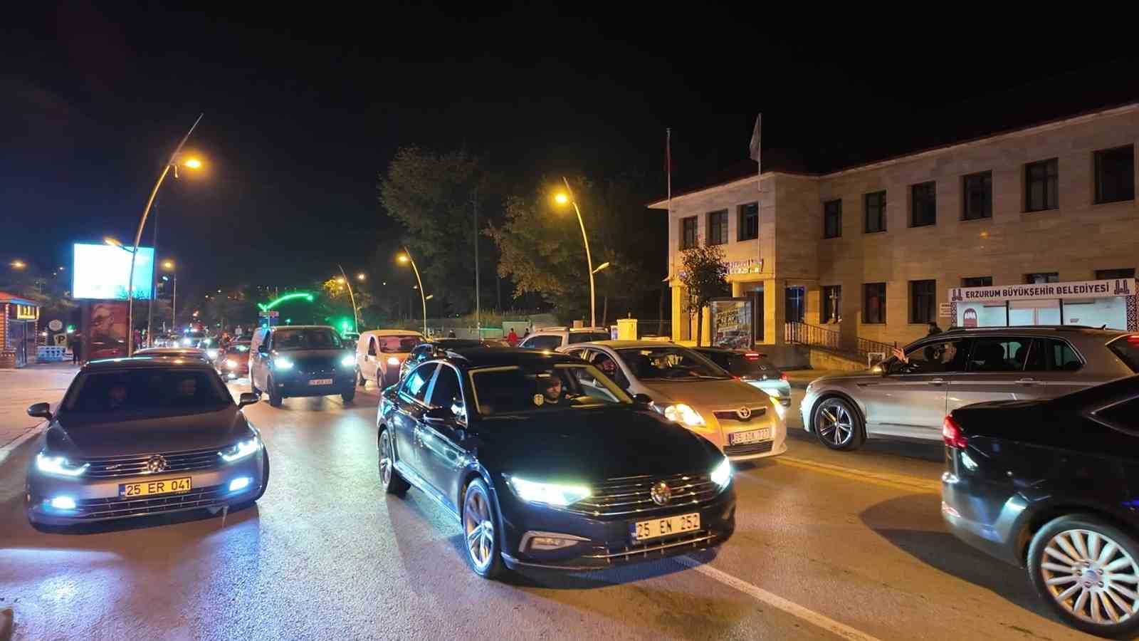 Galatasaray’ın derbi galibiyeti, Erzurum Cumhuriyet Caddesi’nde kutlandı
