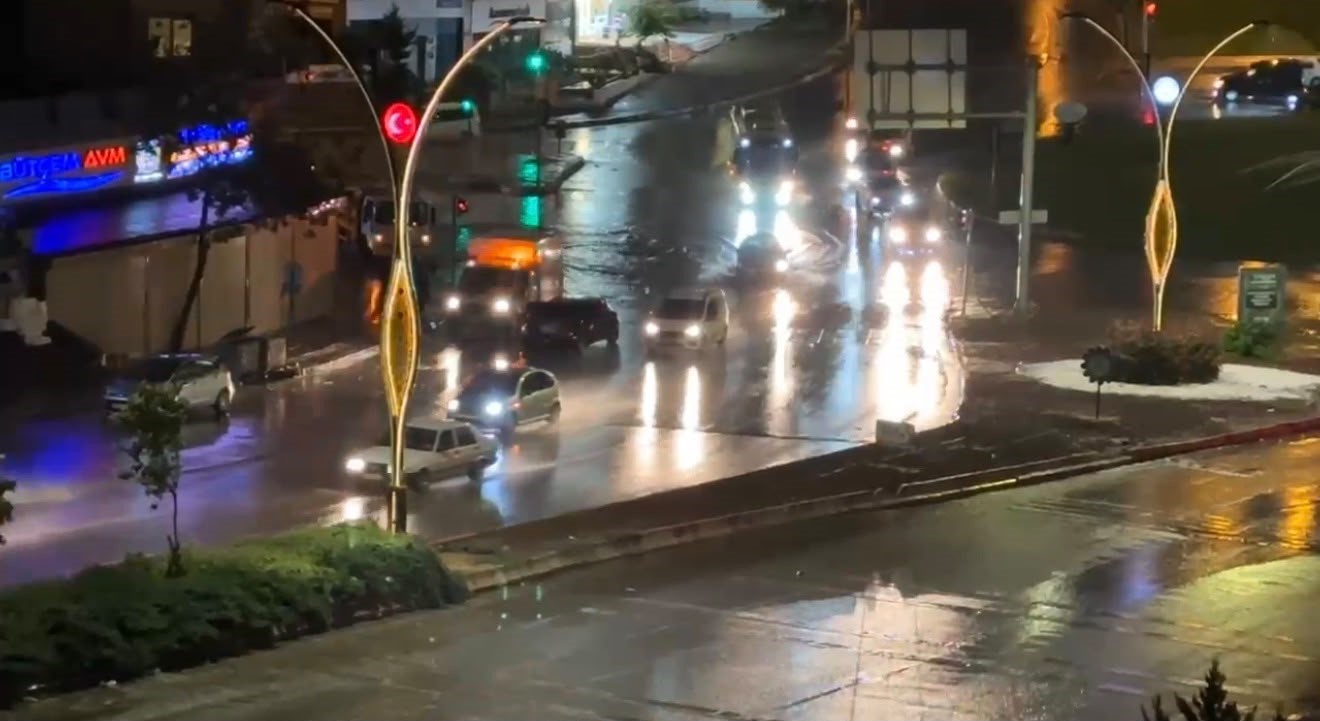 Gaziantep’te sağanak yağmur yolları göle çevirdi