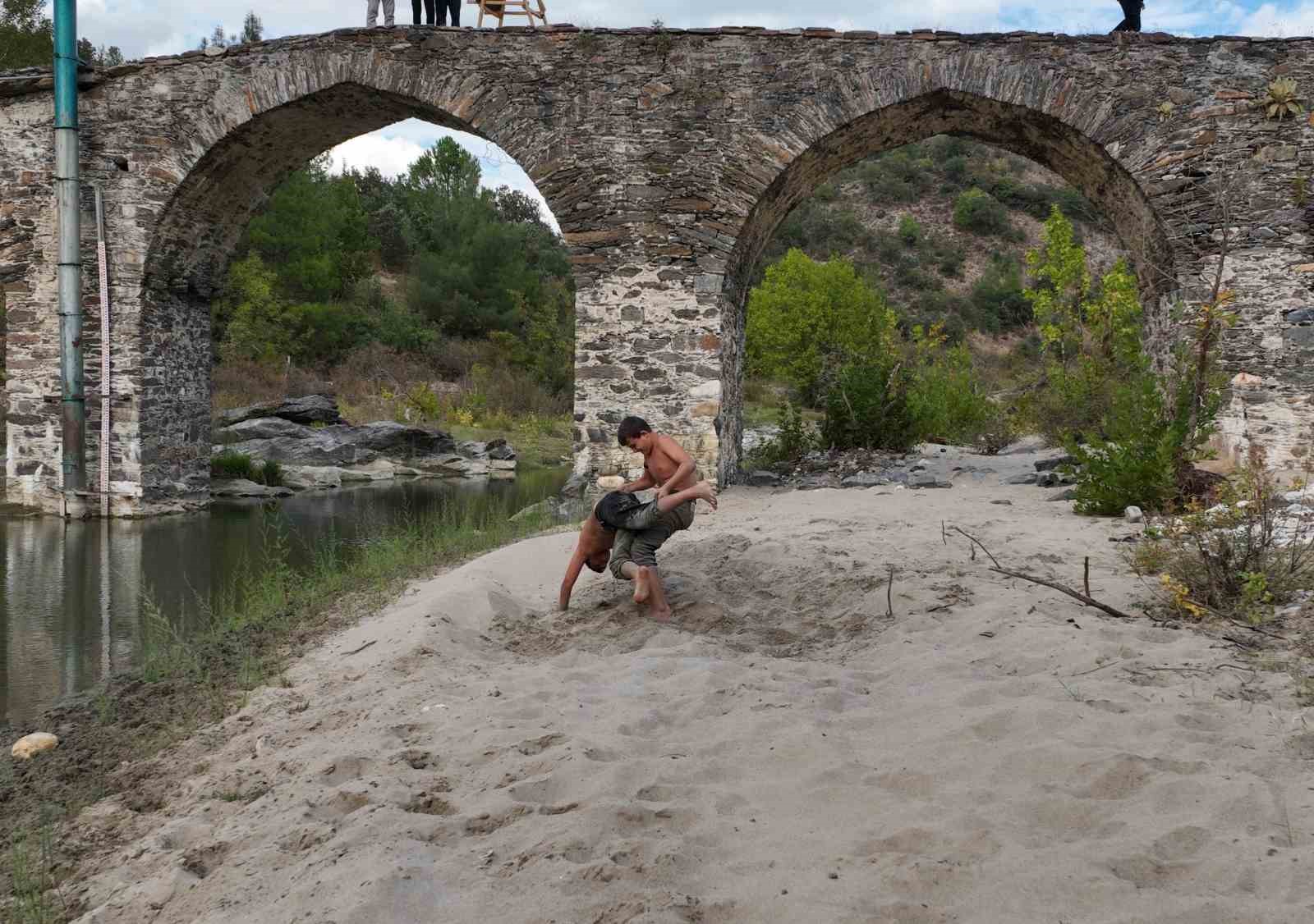Gençler spor yaparken Gördes’in tarihini de keşfetti