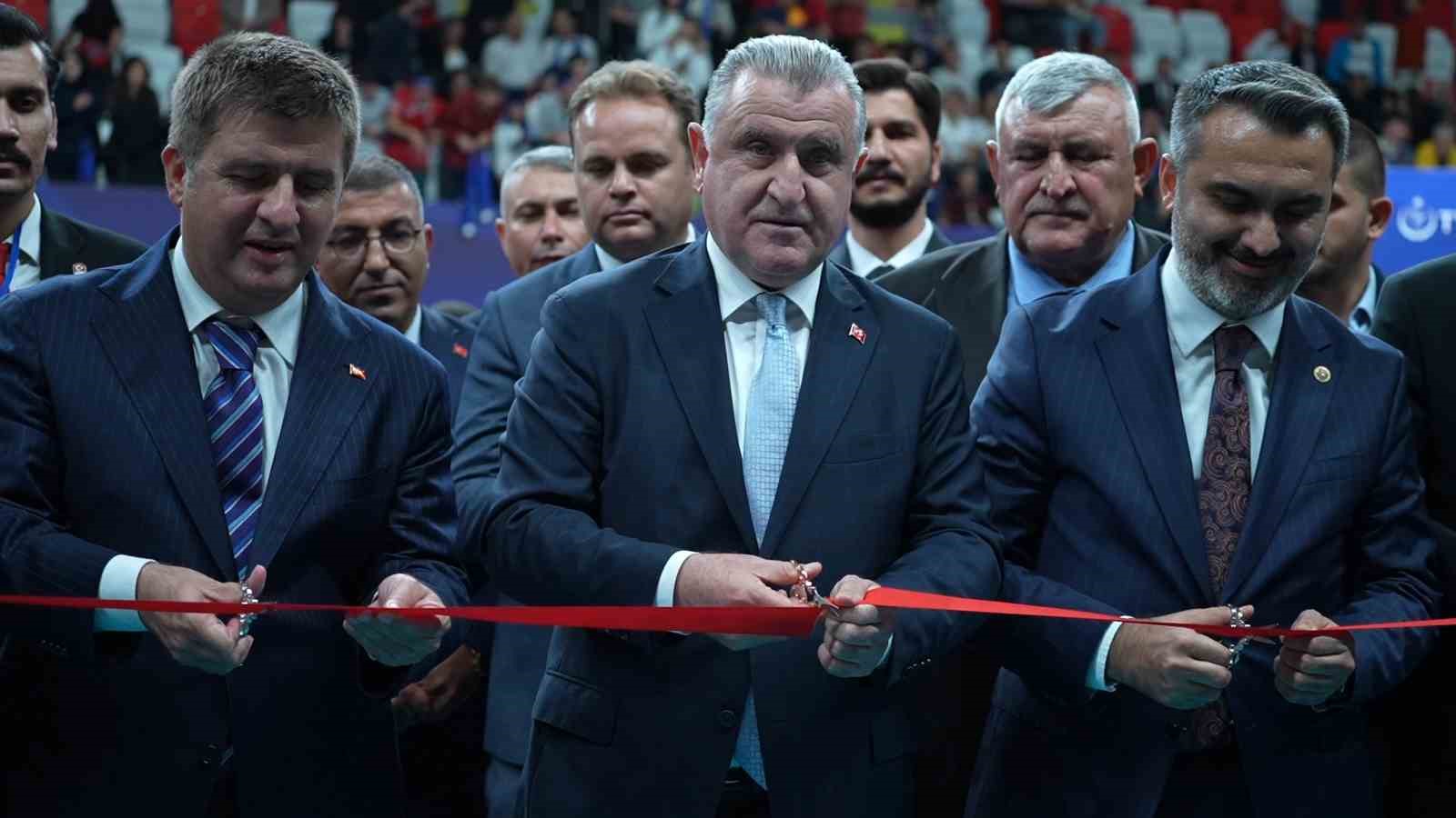 Gençlik ve Spor Bakanı Bak, Kırıkkale’de yeni spor salonunun açılışını yaptı