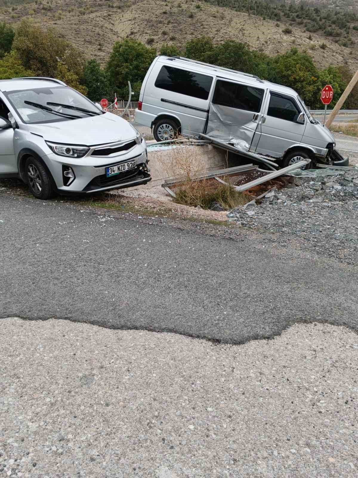 Gümüşhane’de minibüs ile otomobil çarpıştı: 4 yaralı