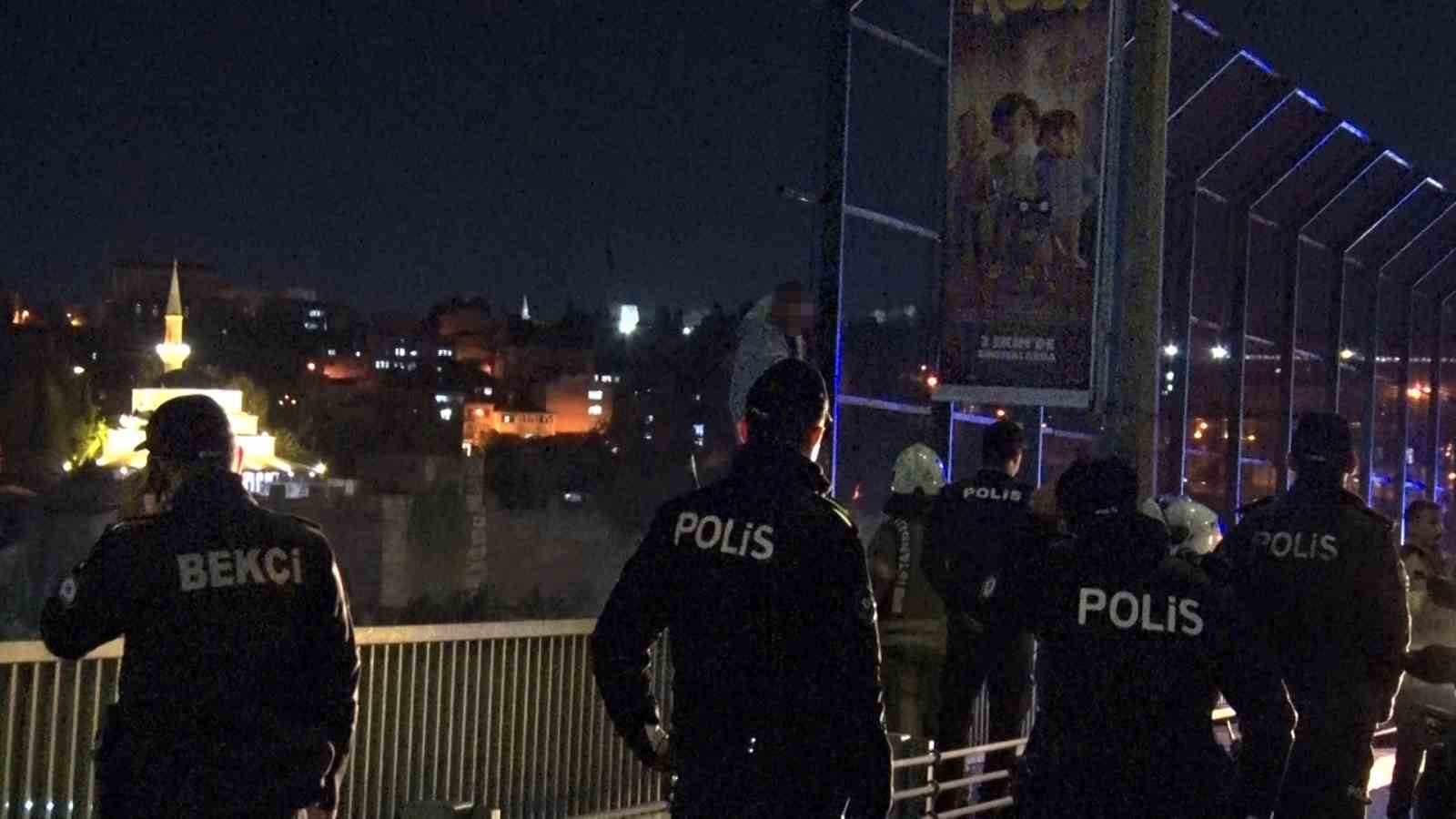 Haliç Köprüsü’nde intihar girişiminde bulunan şahıs 2 saat sonra ikna edildi