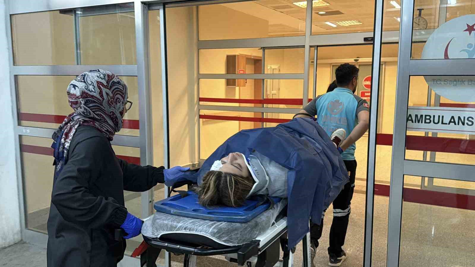 İki otomobil ile motosiklet çarpıştı: 2 yaralı
