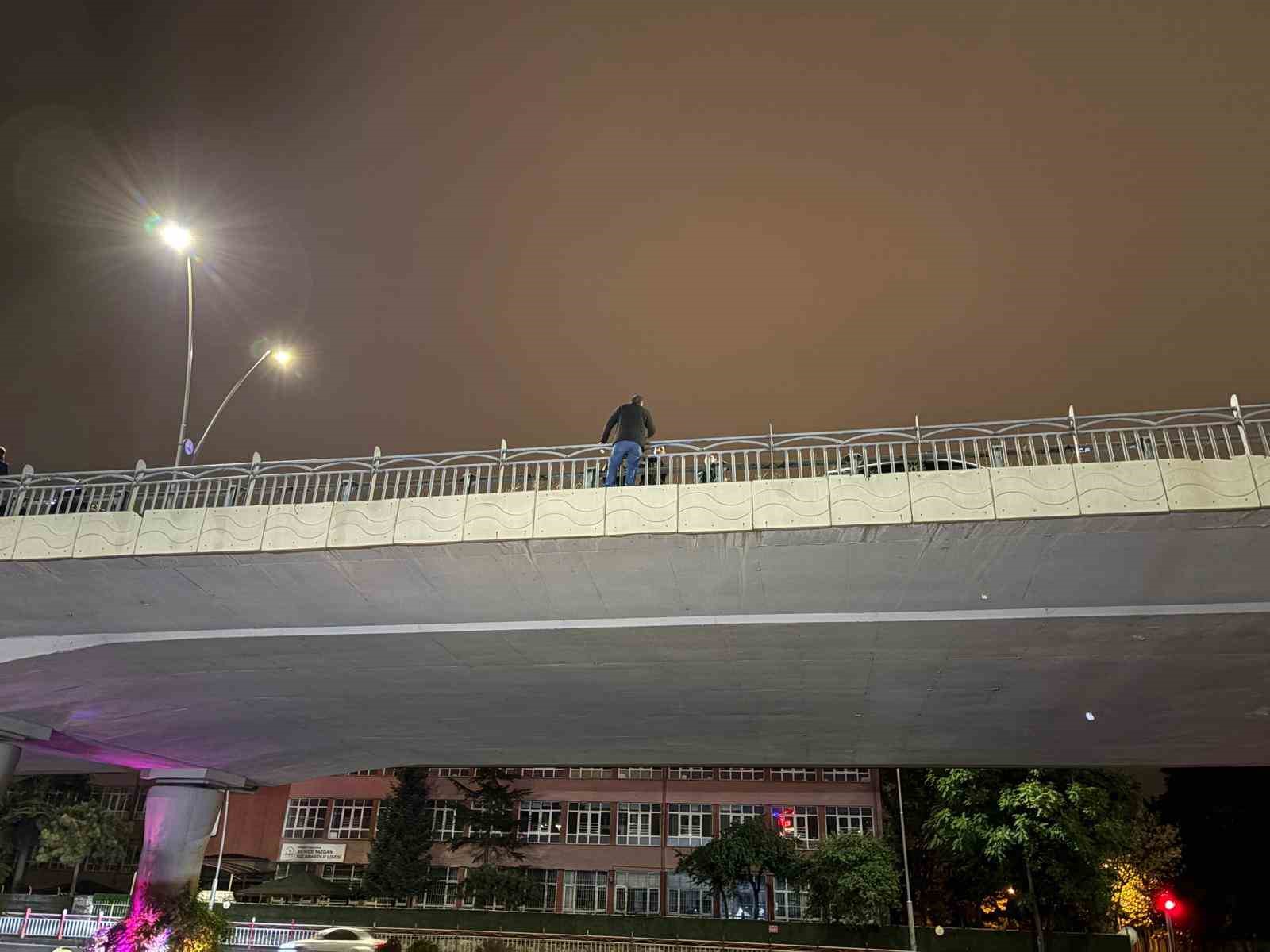 İntihar etmek için köprüye çıkan şahsı polis ekipleri ikna etti