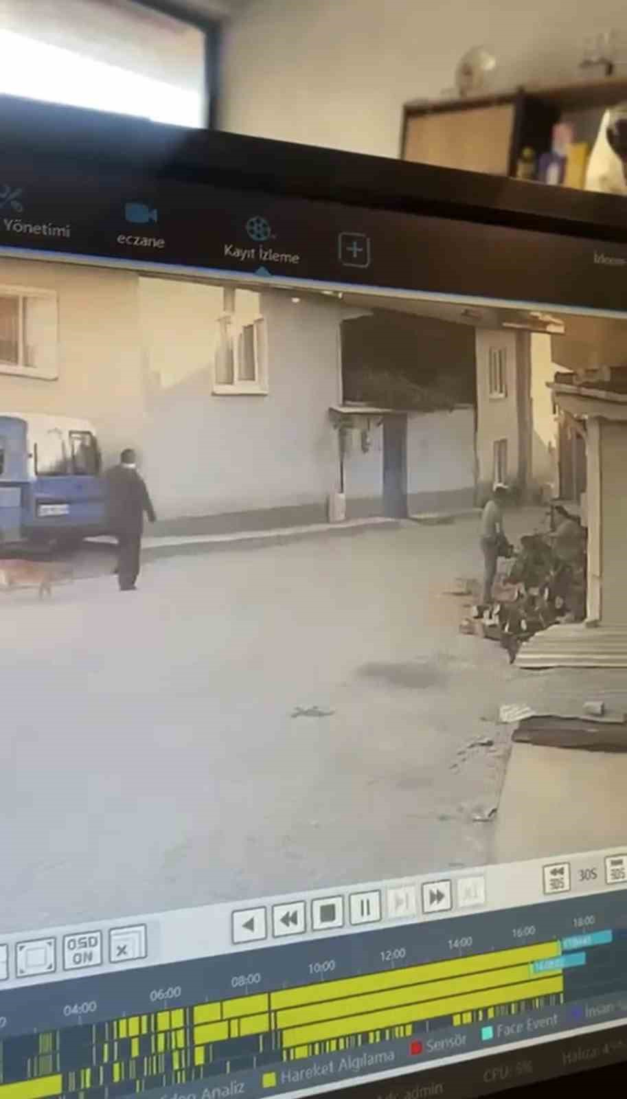 Kadının motorlu testere ile yaşlı adamı korkuttuğu anlar kamerada