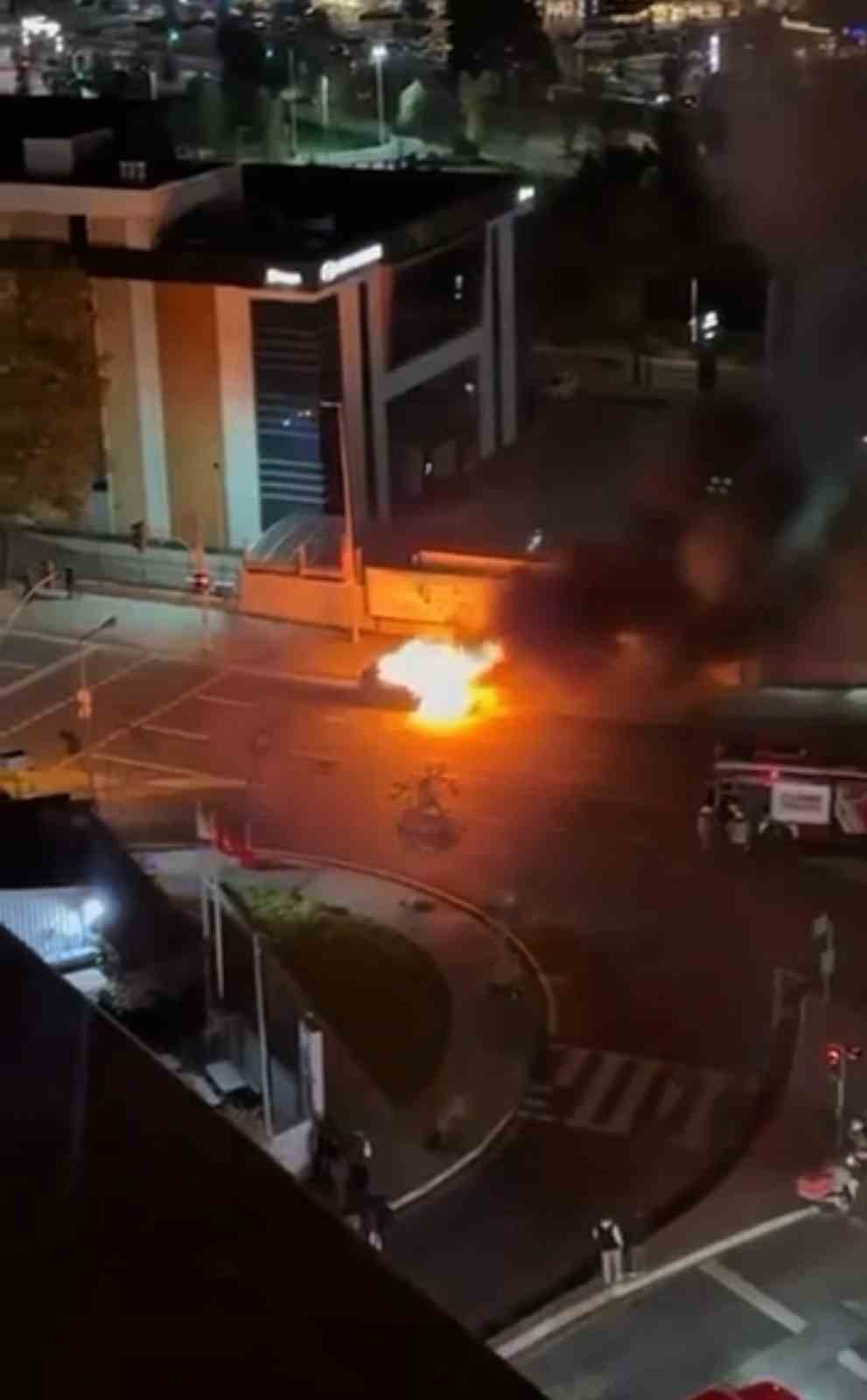Kağıthane’de otomobil alevlere teslim oldu