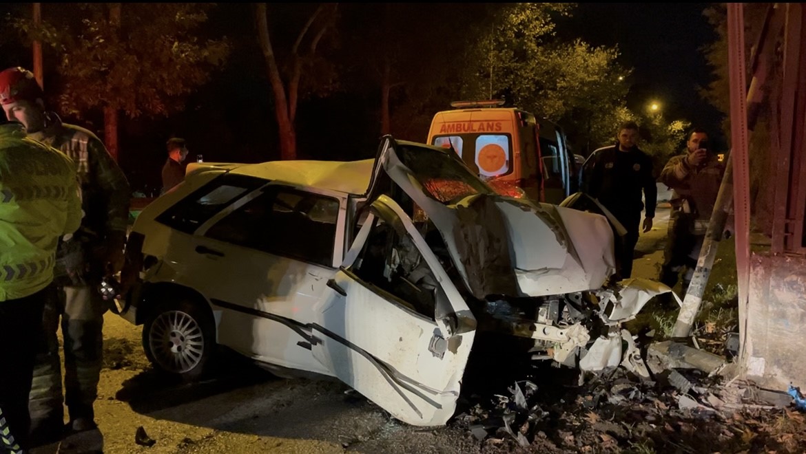 Kontrolden çıkan araç duvara çarptı… Sıkıştığı araçtan böyle kurtarıldı