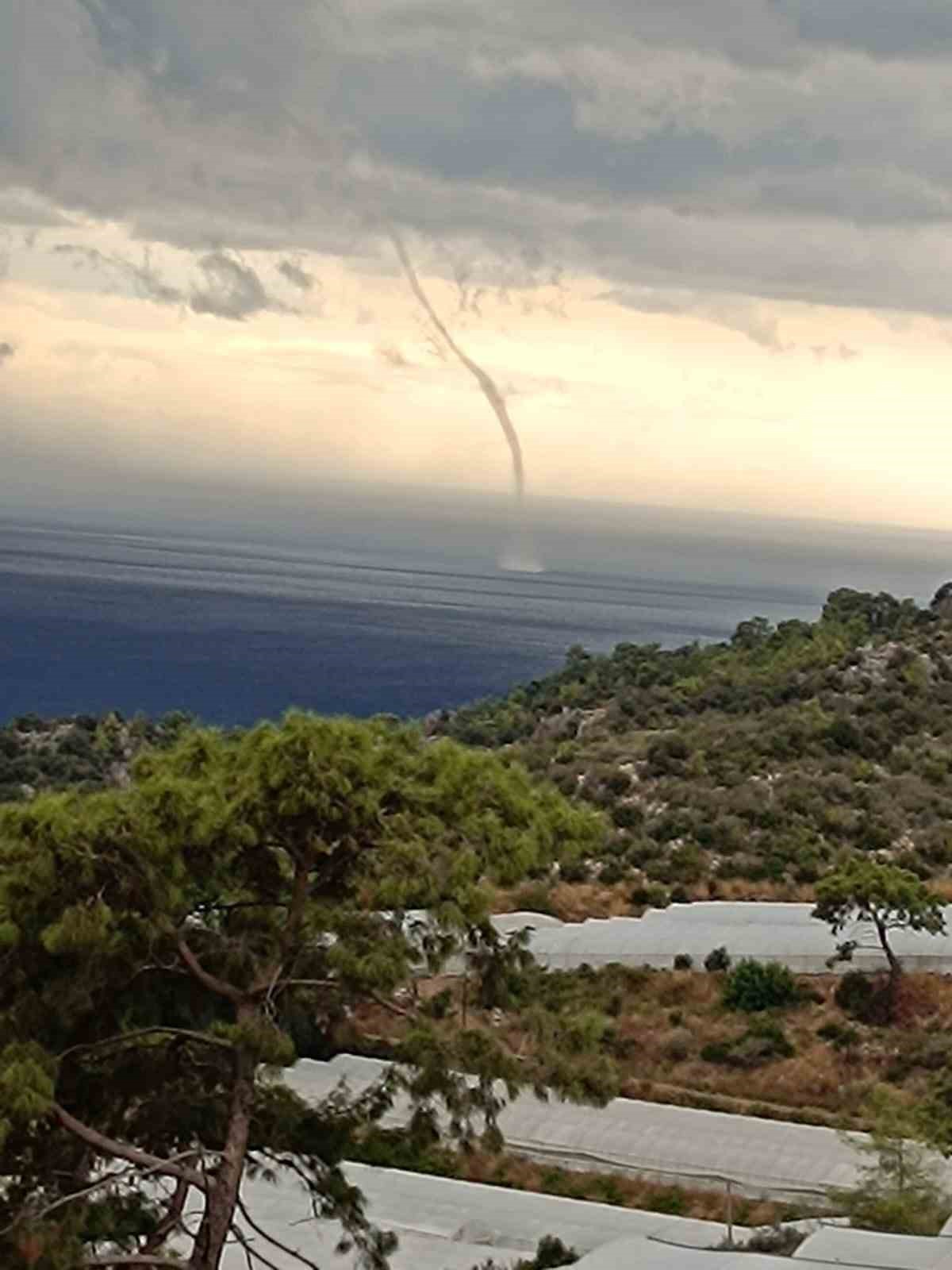 Kumluca’da sağanak etkili oldu, denizde çıkıp karaya ulaşan hortum seralara zarar verdi